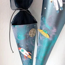 Manualidad de cono escolar del espacio