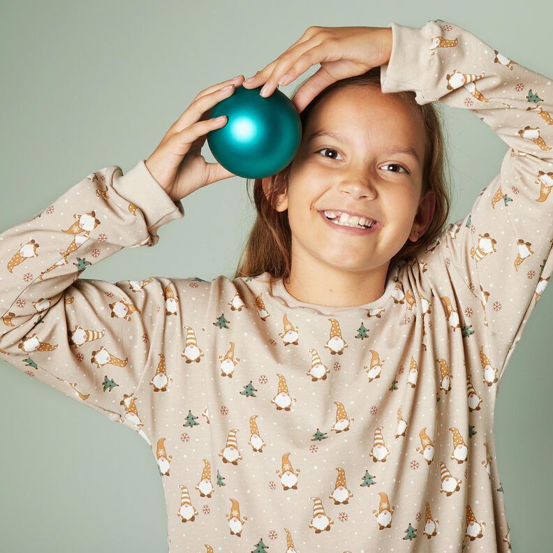 Tela de jersey de algodón Gnomos en la nieve – almendra,  image number 5