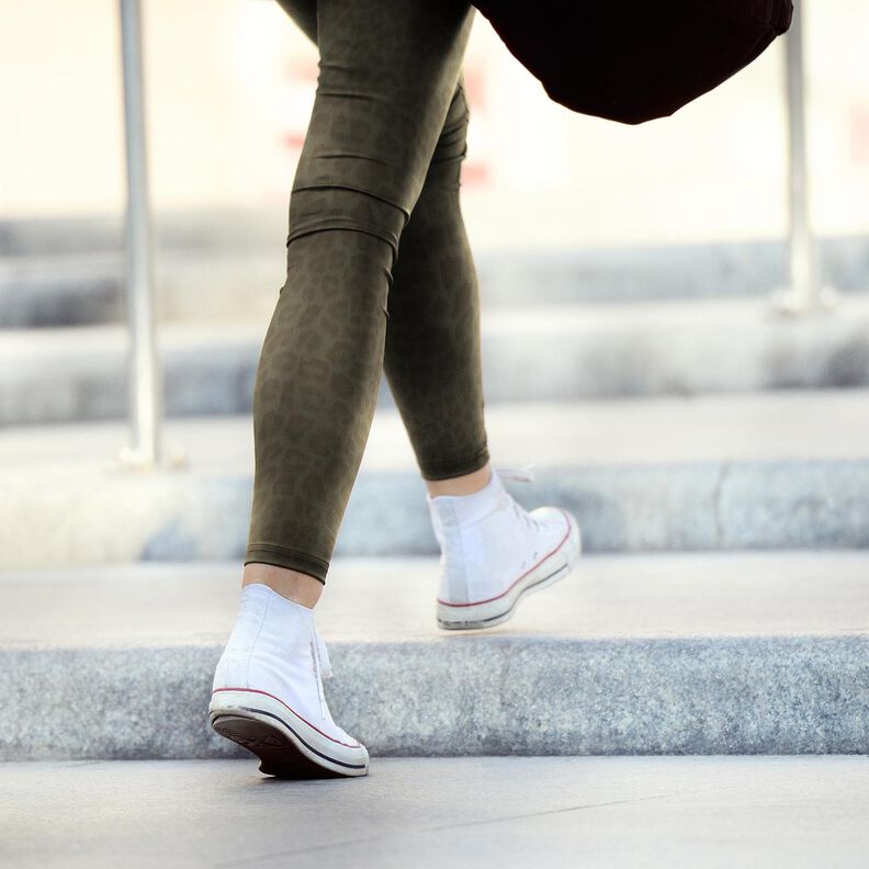 Tejido de pantal&oacute;n revestido con estampado de leopardo cepillado &ndash; caqui,  image number 6